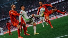 بِالفيديو: عمورة يدكّ حصون البايرن بِهدفَين