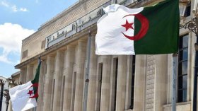 النظام الداخلي على طاولة الغرفة السفلى