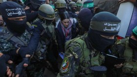 بعد المجنّدة أغام بيرغر.. تسليم أربيل يهود وأسرى آخرين من أمام منزل السنوار