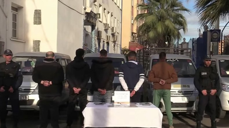 الإطاحة بشبكة لسرقة المركبات، مشعوذ يبتز الفتيات بصورهن