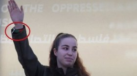 سوار فلسطين يزيّن معصم بيرغر.. وهذا ما فعلته المجندات المُفرج عنهن سابقا!