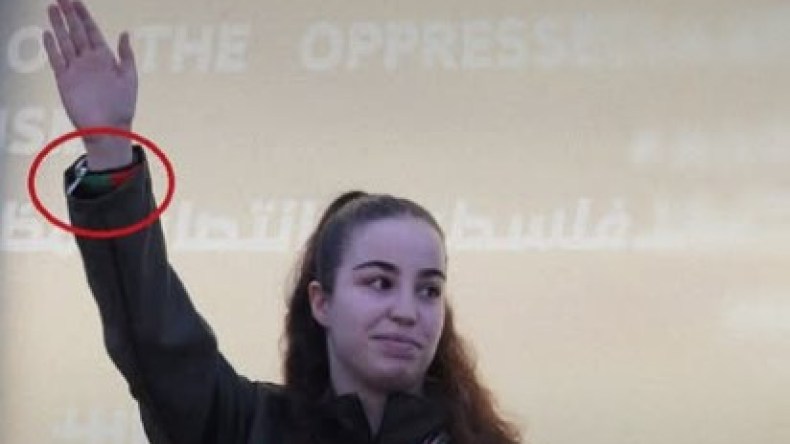 سوار فلسطين يزيّن معصم بيرغر.. وهذا ما فعلته المجندات المُفرج عنهن سابقا!