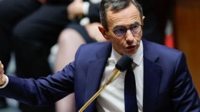 وزير داخلية اليمين المتطرف ينتقم من المسافرين الجزائريين
