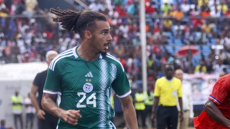 قنصل الجزائر بِمونتريال يستقبل بمكتبه اللاعب فارسي