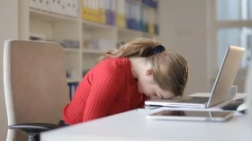 طبيبة تحذر الأشخاص الذين يشعرون بالنعاس أثناء النهار! 