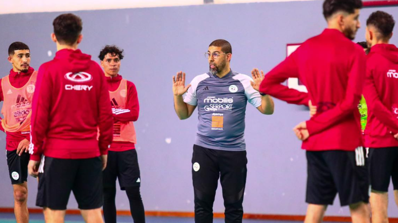 بالصور.. المنتخب الوطني لكرة القدم داخل القاعة في تربص تحضيري