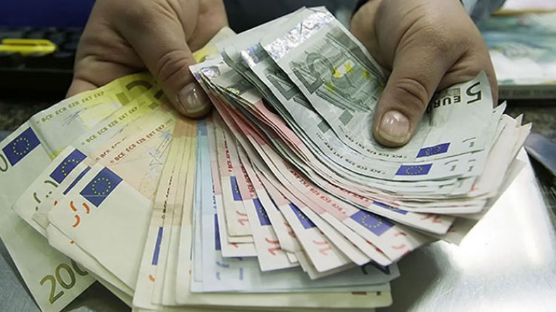 هذه أسباب تسقيف تصدير العملة بـ7500 أورو سنويًّا