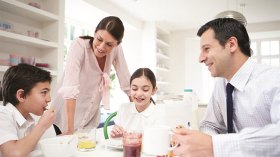 لمّة المائدة.. آخر ما تبقى للأسرة من تواصل!