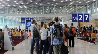 Far-Right Interior Minister Retaliates Against Algerian Travelers