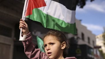 بين قتل الطفولة في غزة… وتفكيك مخيمات الضفة