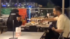 سائحتان أوروبيتان في ورطة بسبب السخرية من امرأة منتقبة ببلد عربي!