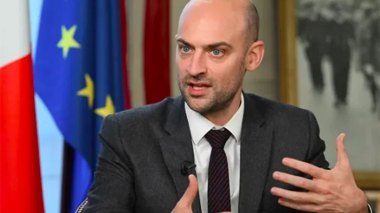 French Foreign Minister “Plays” The Visa Card