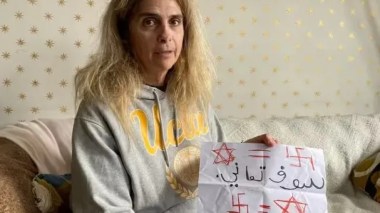 Une femme filmée en train de commettre elle-même des dégradations