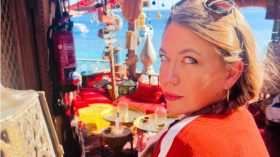 بالصور.. هذه قصة أمريكية تركت بلادها لتعيش في كهف بالأردن!