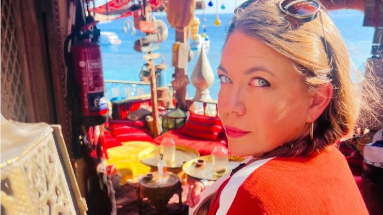 بالصور.. هذه قصة أمريكية تركت بلادها لتعيش في كهف بالأردن!