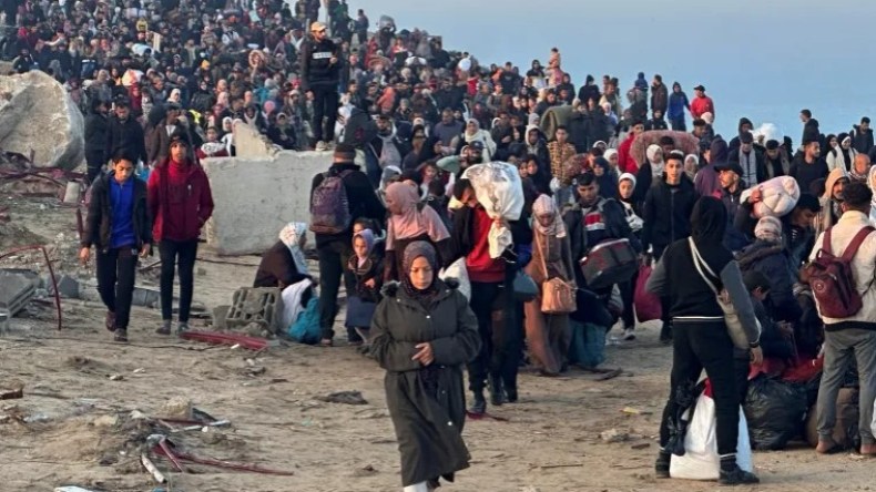 النازحون يعودون لشمال غزة بعد انسحاب الاحتلال من محور نتساريم