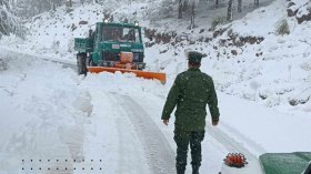 طرق مقطوعة وحوادث عبر الطرقات بسبب الأمطار والثلوج