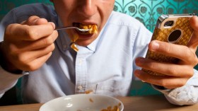 لماذا لا يجب تصفح الهاتف أثناء تناول الطعام؟
