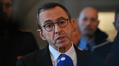 La justice française suspend l’expulsion de l’influenceur “Doualemn” vers l’Algérie, décidée par Retailleau