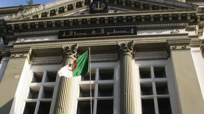 حبس متعاملين اقتصاديين بتهمة الاستيراد المشبوه للموز وتبييض الأموال