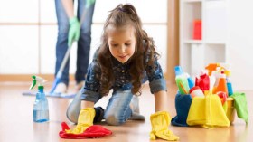 أمهات يتفرغن لهواياتهن ويلقين بواجباتهن على عاتق البنات