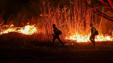 Un nouvel incendie se propage rapidement près de Los Angeles: Plus de 9 000 acres ravagés
