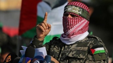 Hamas: L’armée israélienne frappe le lieu où se trouvait une prisonnière sensée être libérée selon l’accord de Gaza