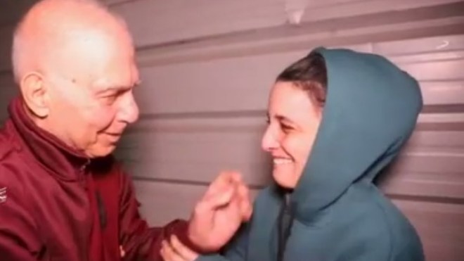 سعيدة وبصحة جيدة.. فيديو اللحظات الأخيرة للأسيرة أربيل يهود قبيل تسليمها