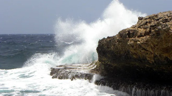 تحذير من أمواج عالية تضرب هذه الشواطئ