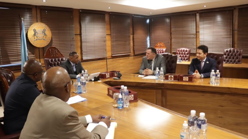 الوزير مزيان يسلم رسالة خطية من الرئيس تبون إلى رئيس بوتسوانا