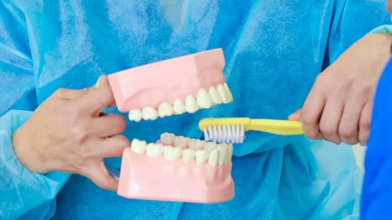 هل تعاني من اصفرار الأسنان؟.. استخدم هذه العلاجات