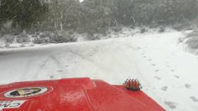 إجلاء عائلات وإنقاذ أشخاص عالقين جراء التقلبات الجوية