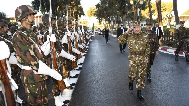 الفريق أول شنڤريحة يُنصب اللواء الطاهر عياد قائدا للحرس الجمهوري بالنيابة