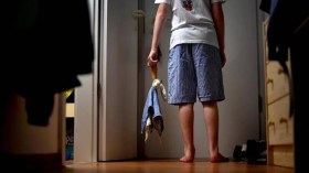 لماذا تمشي أثناء النوم؟.. الأطباء يجيبون