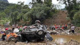 إندونيسيا: 25 قتيلًا في انهيار أرضي والطقس يعطّل الإنقاذ