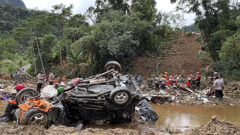 إندونيسيا: 25 قتيلًا في انهيار أرضي والطقس يعطّل الإنقاذ