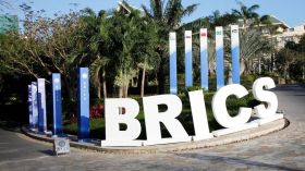 ترامب مهددا “بريكس”: الدولار أو مواجهة رسوم جمركية بنسبة 100%