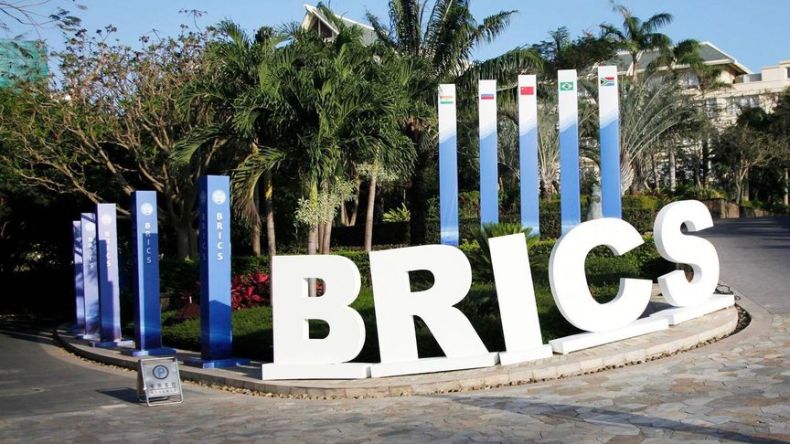 ترامب مهددا “بريكس”: الدولار أو مواجهة رسوم جمركية بنسبة 100%