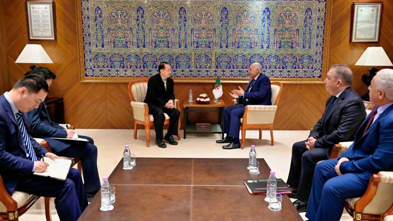 عطاف يستقبل سفير الصين الجديد لدى الجزائر