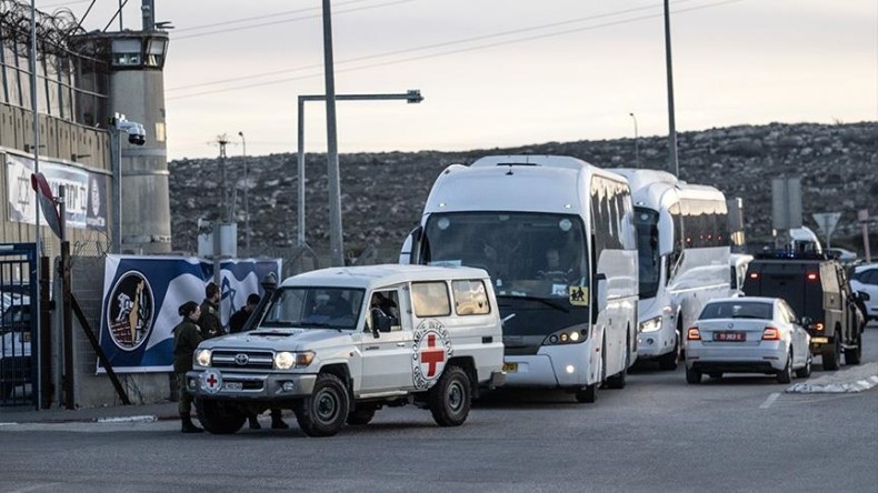 إعلام عبري: أوامر لحافلات الأسرى الفلسطينيين بالعودة للسجون