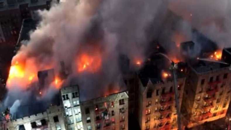 بعد لوس أنجلوس.. حريق يلتهم مربعاً سكنياً في نيويورك (فيديو)