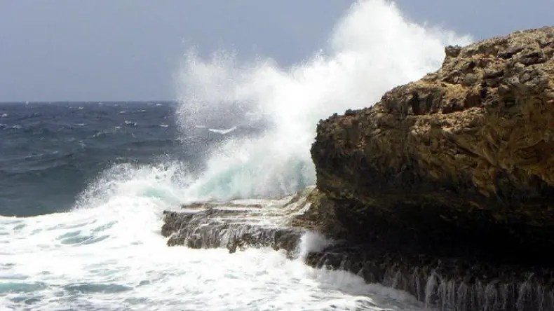 تنبيه: أمواج خطيرة تضرب 10 سواحل جزائرية