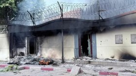 متظاهرون غاضبون يحرقون سفارة فرنسا في كينشاسا