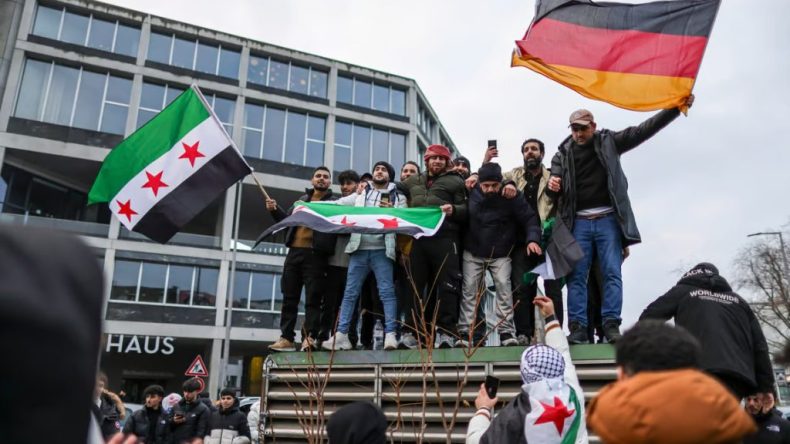 مساعد المستشار الألماني: بامكان الذين لا يعملون العودة الى سوريا ولو مضطرين لذلك