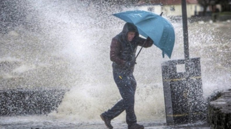 مركز “طقس العرب”.. منخفض جوي عاصف يضرب الجزائر ودولا مجاورة