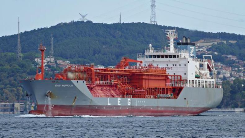 الجزائر ترسل شحنة من الغاز المسال إلى هذا البلد المغاربي