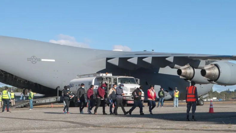 المكسيك ترفض استقبال طائرة أمريكية تحمل مهاجرين مرحلين