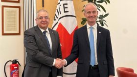 في لقاء مع مسؤول الصليب الأحمر: مقرمان يجدد التزام الجزائر بالقانون الدولي الإنساني