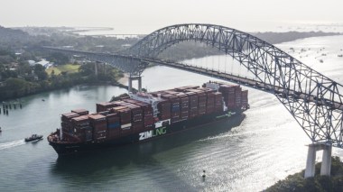 Les États-Unis affirment être dispensés de péage par le Canal de Panama, celui-ci dément