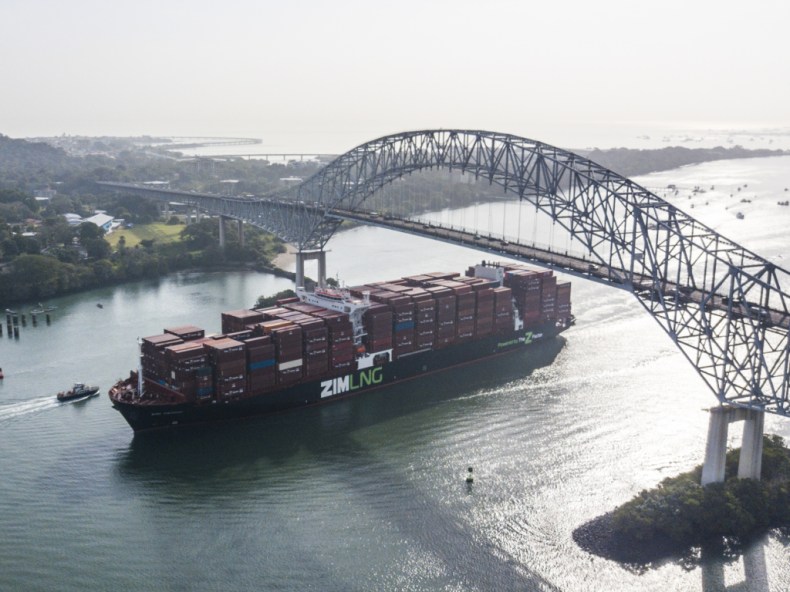 Les États-Unis affirment être dispensés de péage par le Canal de Panama, celui-ci dément